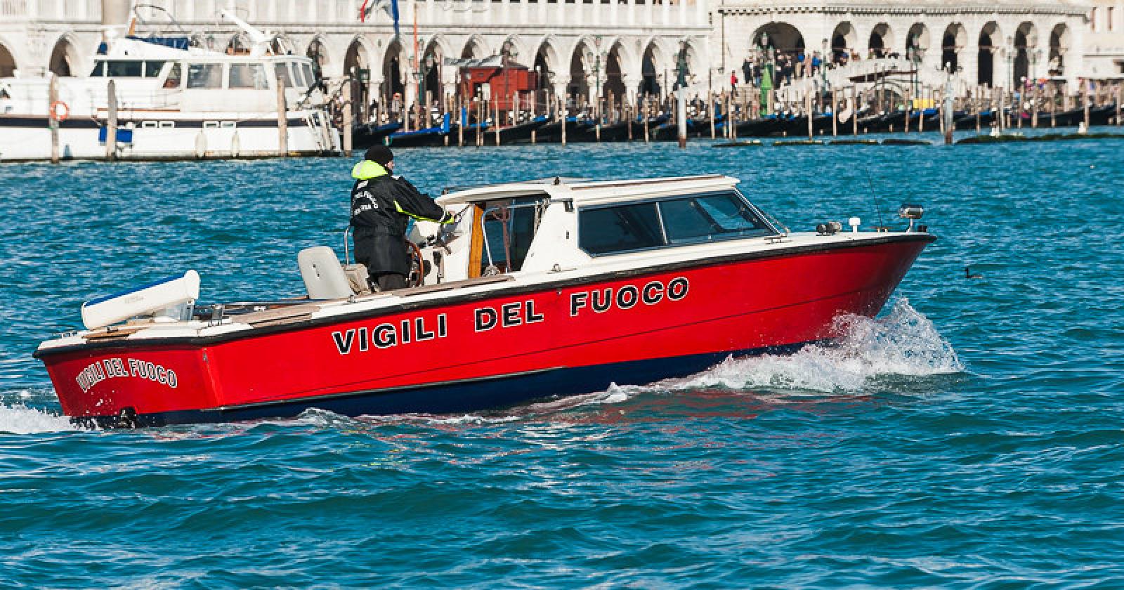 Finisce nel canale mentre guarda lo smartphone