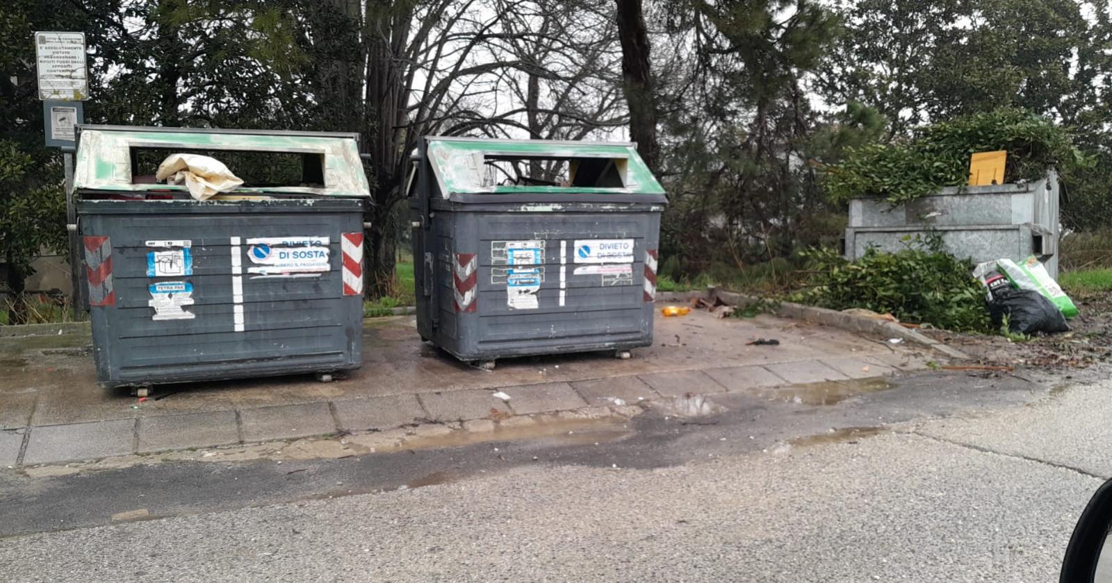 Mobili abbandonati nell’isola ecologica