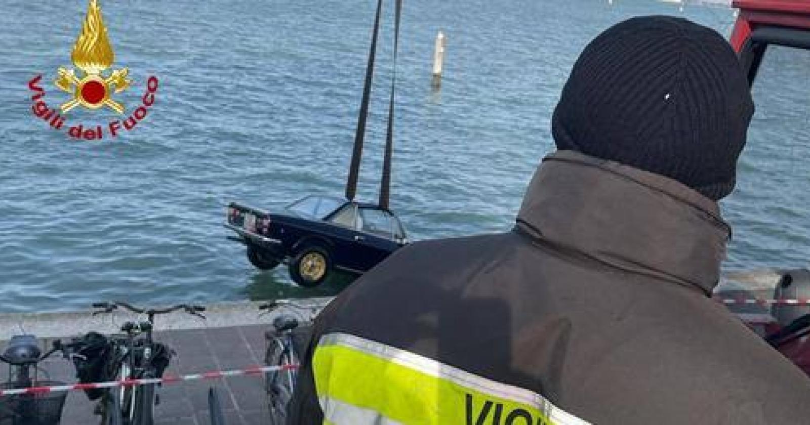 Finisce con l'auto in laguna e muore