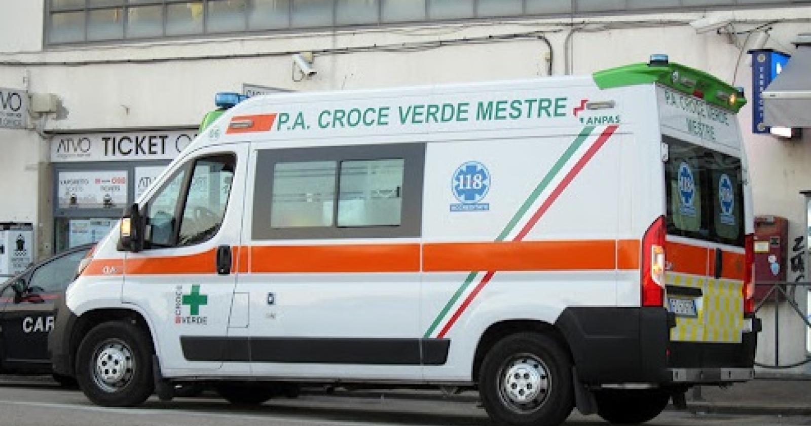 Scende dall'auto e stramazza a terra