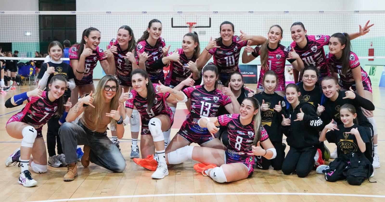 Volley Lions Clodia "schiaccia" Peschiera