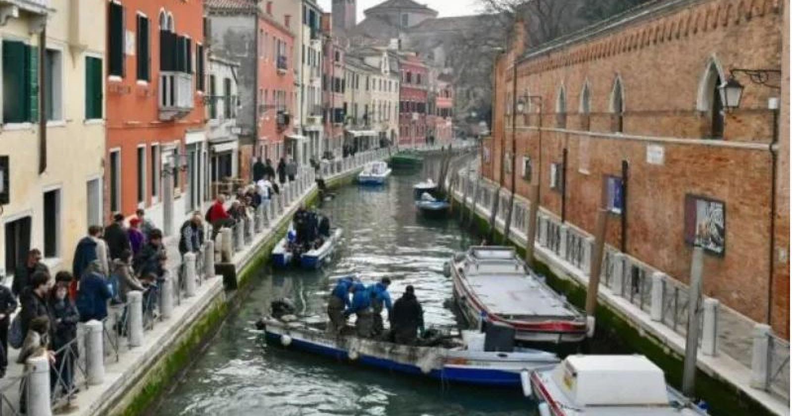 I gondolieri sub recuperano 9 quintali di rifiuti nei canali