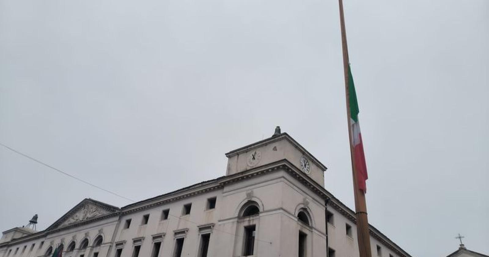 Un tributo silenzioso: Bandiere a mezz'asta in memoria delle vittime del Covid