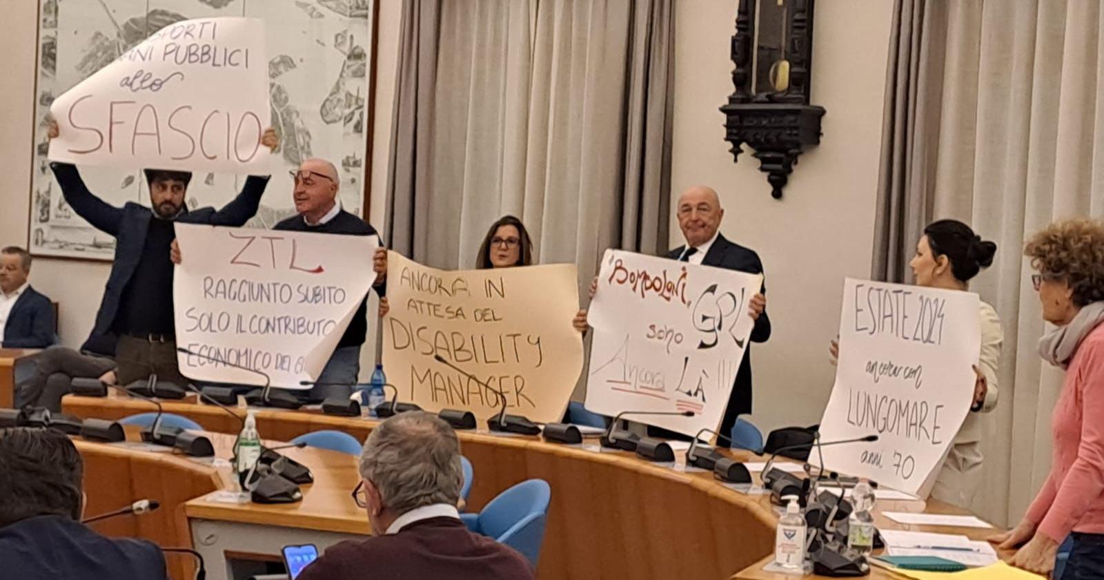 Il consiglio termina nel caos