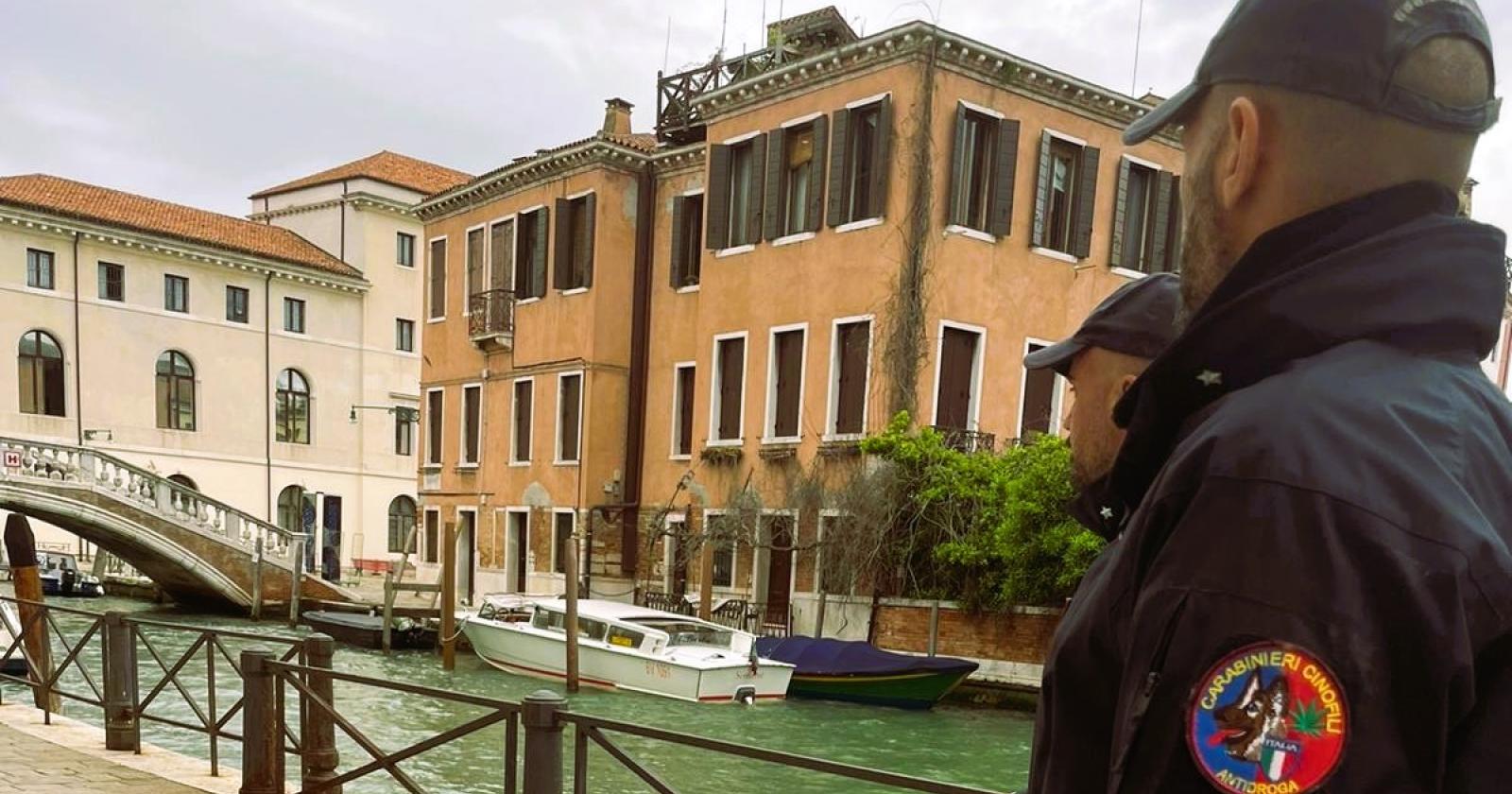 Controlli in un Istituto Scolastico, scattano le denunce per stupefacenti e armi