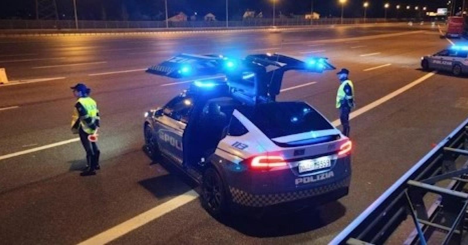 Entra in servizio alla Polizia stradale la prima auto Tesla