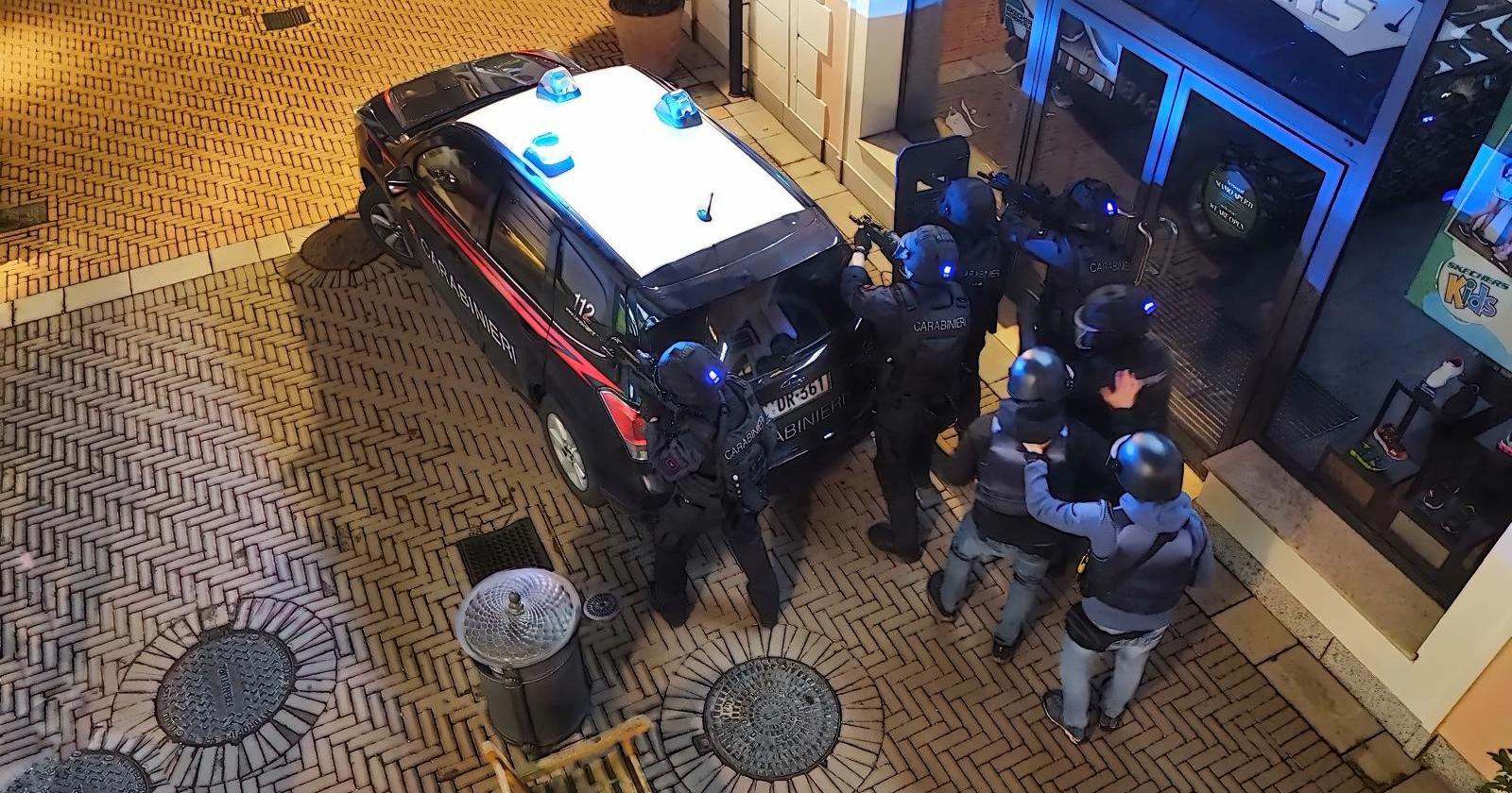 Gruppo armato irrompe nell'Outlet, ma è un'esercitazione dei Carabinieri