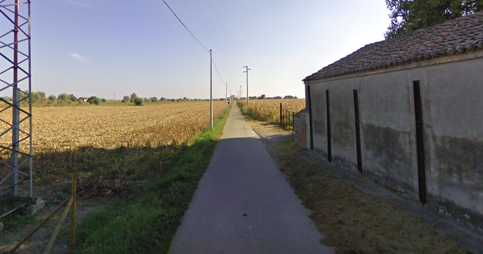 "Questa strada è mia",  taglia l'asfalto e scava una trincea impedendo il passaggio