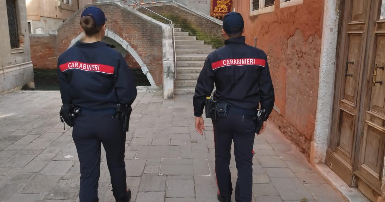 Si finge Carabiniere e tenta di estorcere soldi e gioielli ad un'anziana, arrestato