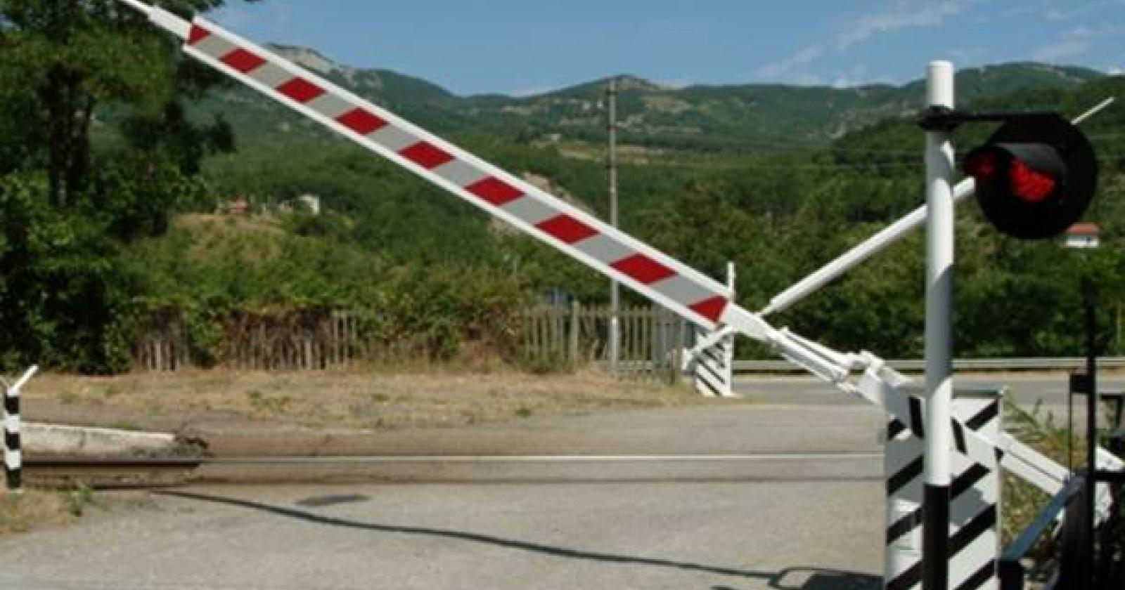 Auto sui binari : sfiorata la tragedia