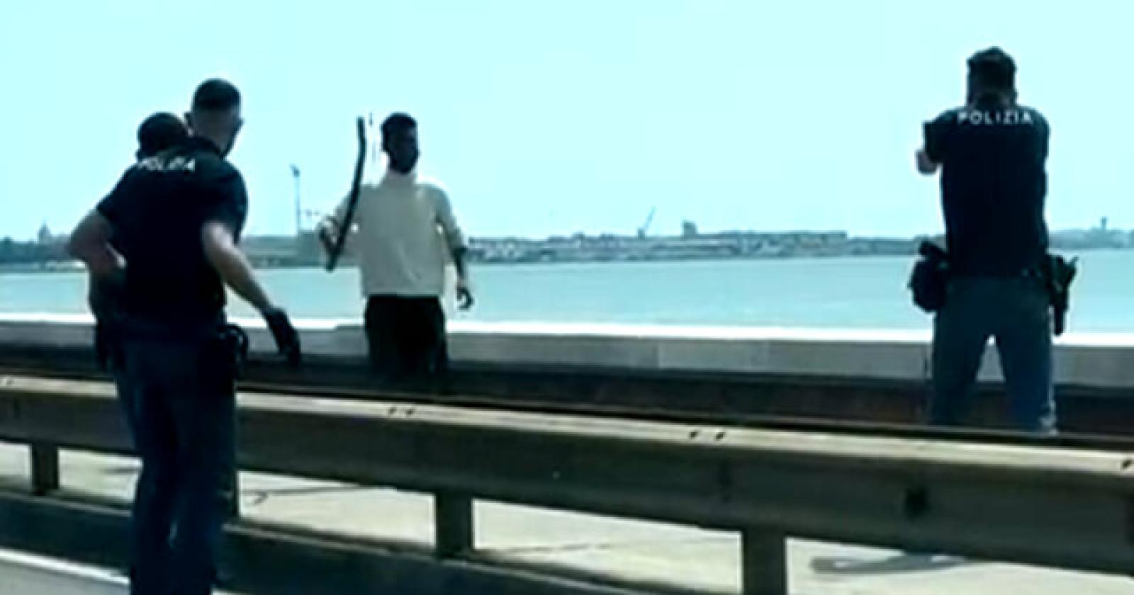 Sul ponte brandendo una spranga, arriva il foglio di via