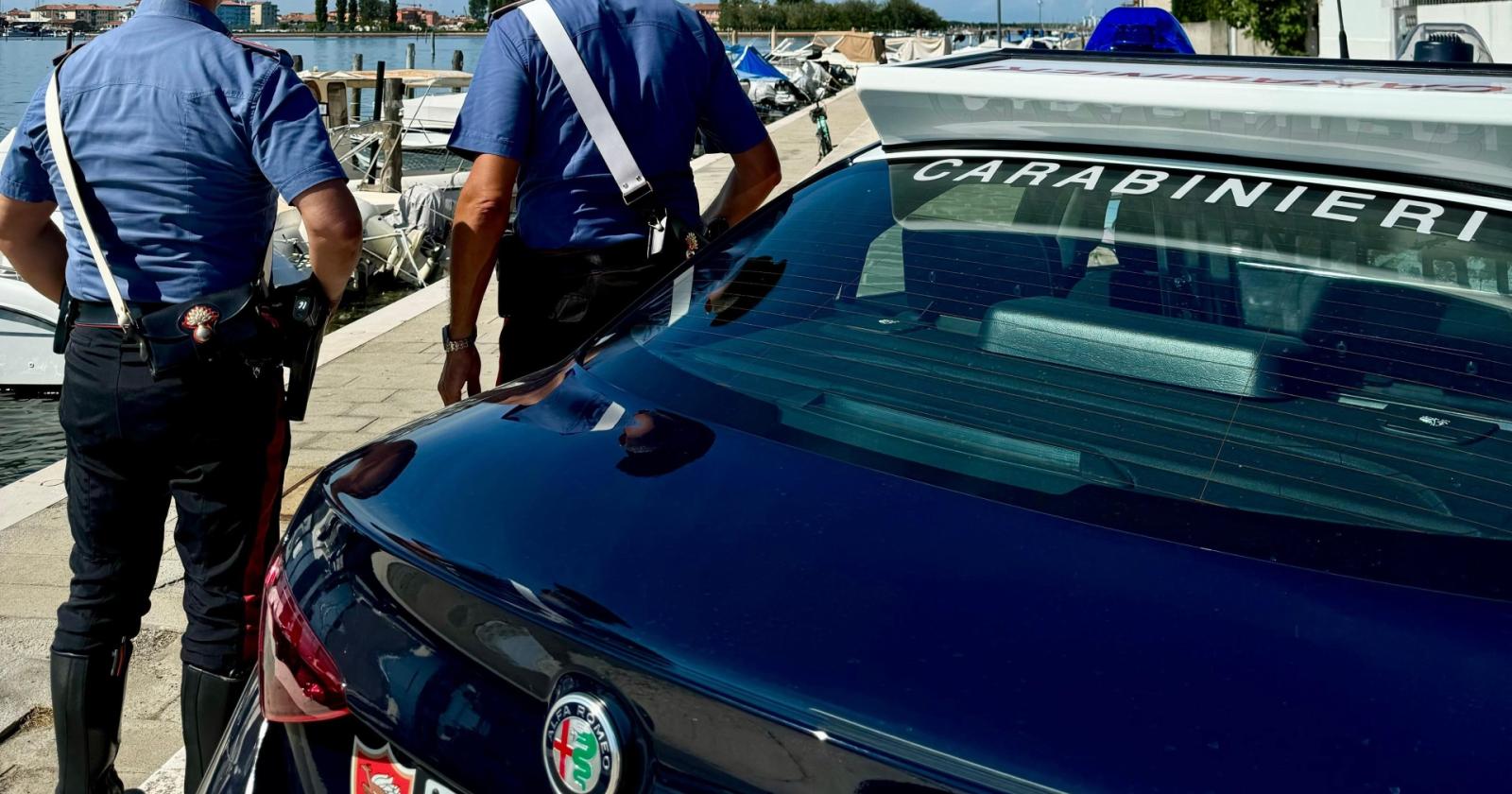 Tenta il suicidio gettandosi in mare, i Carabinieri lo salvano