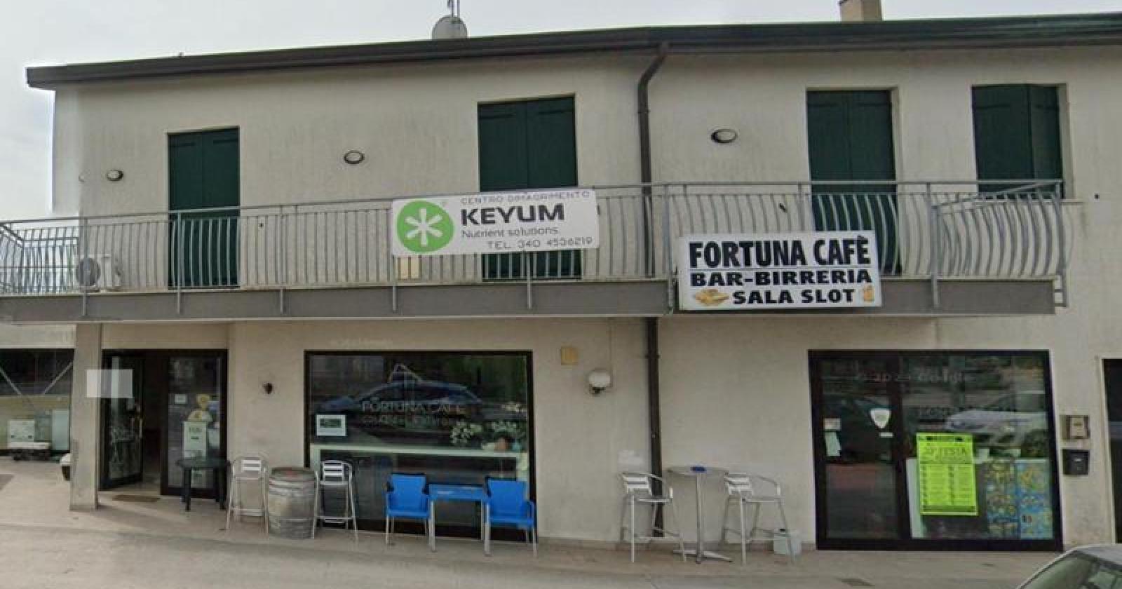 Sfasciano il bar e picchiano i clienti