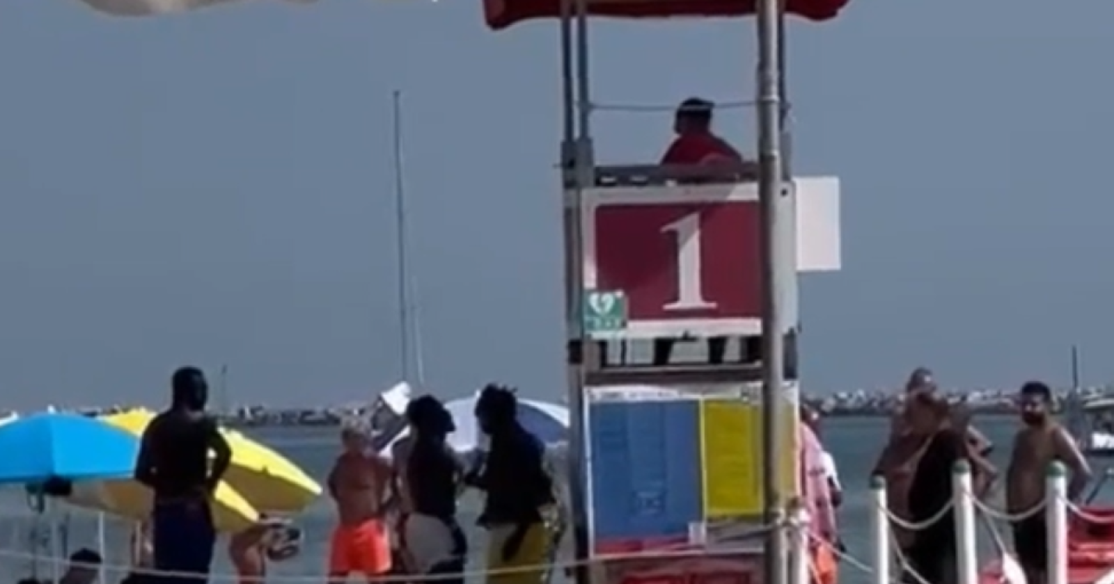 Follia in spiaggia, aggrediti i bagnini