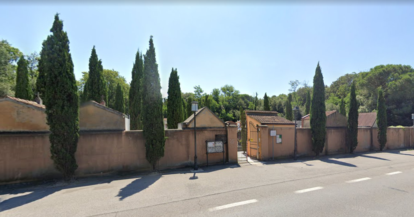 I ladri colpiscono il cimitero Esplode la rabbia dei parenti
