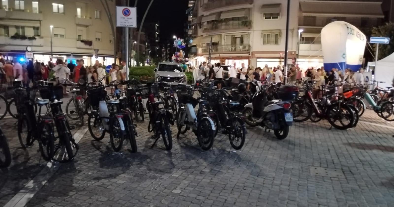 Pochi stalli e bici ovunque, invase le aree pedonali
