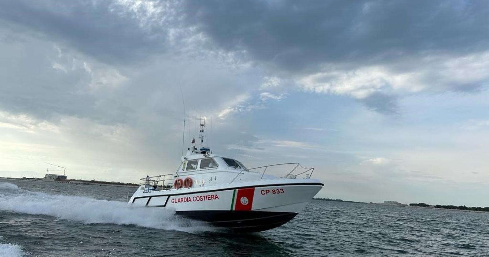 Dramma sfiorato in laguna: barca si rovescia, evitato il peggio