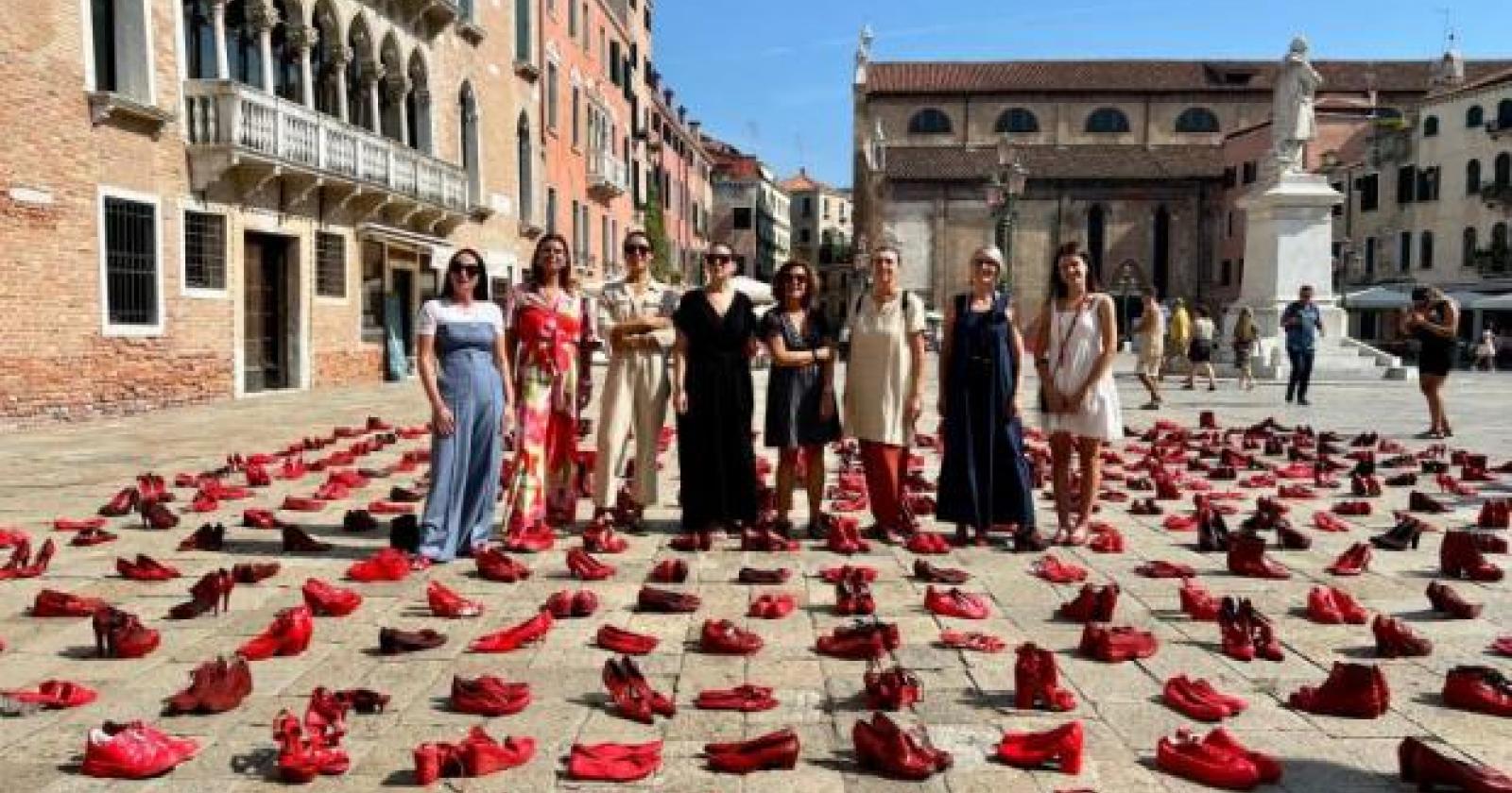 Campo Santo Stefano tinto di rosso per dire no alla violenza sulle donne
