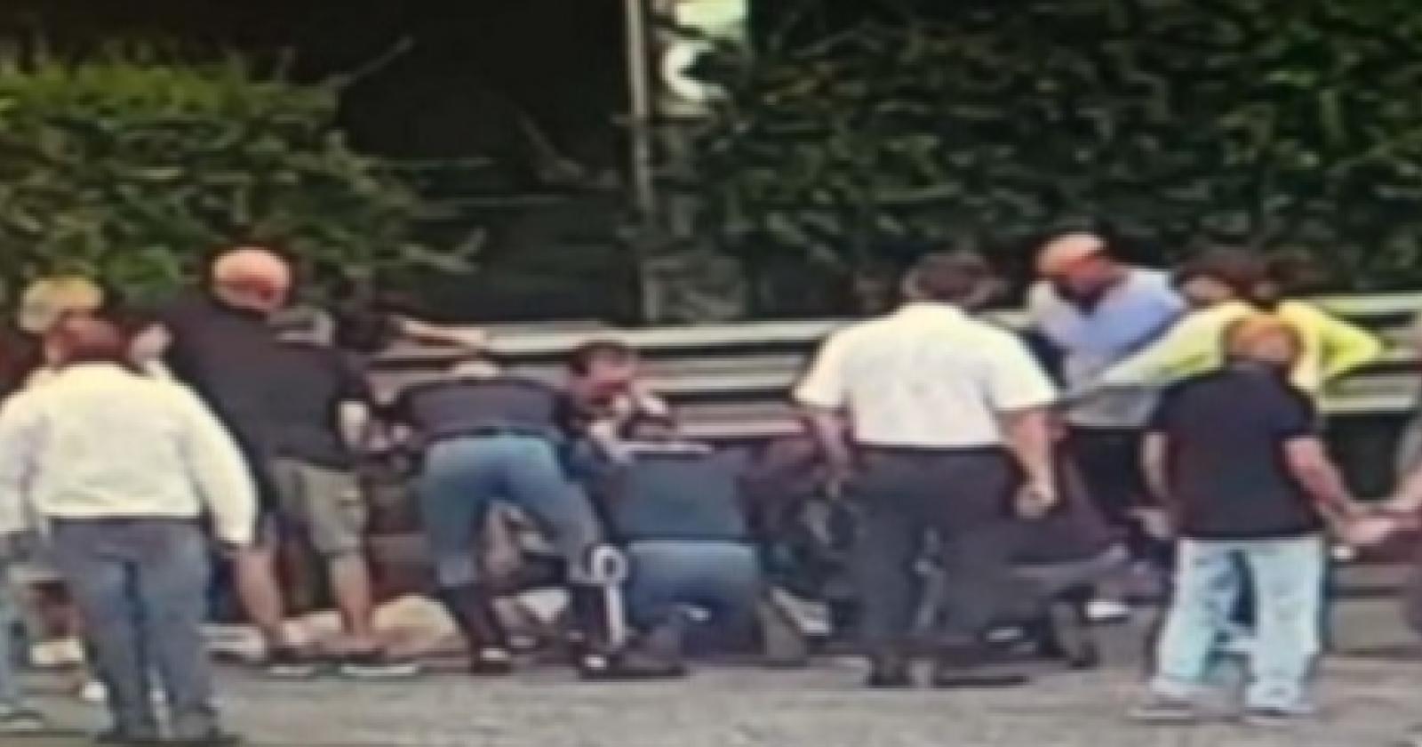 Colpito da malore sul bus, gli agenti salvano un uomo