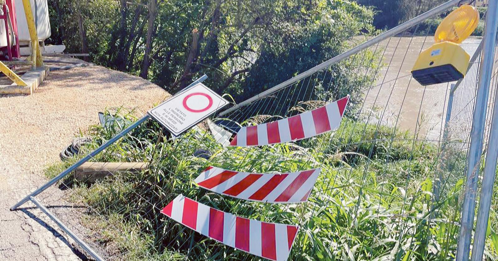 Vandali abbattono il cantiere