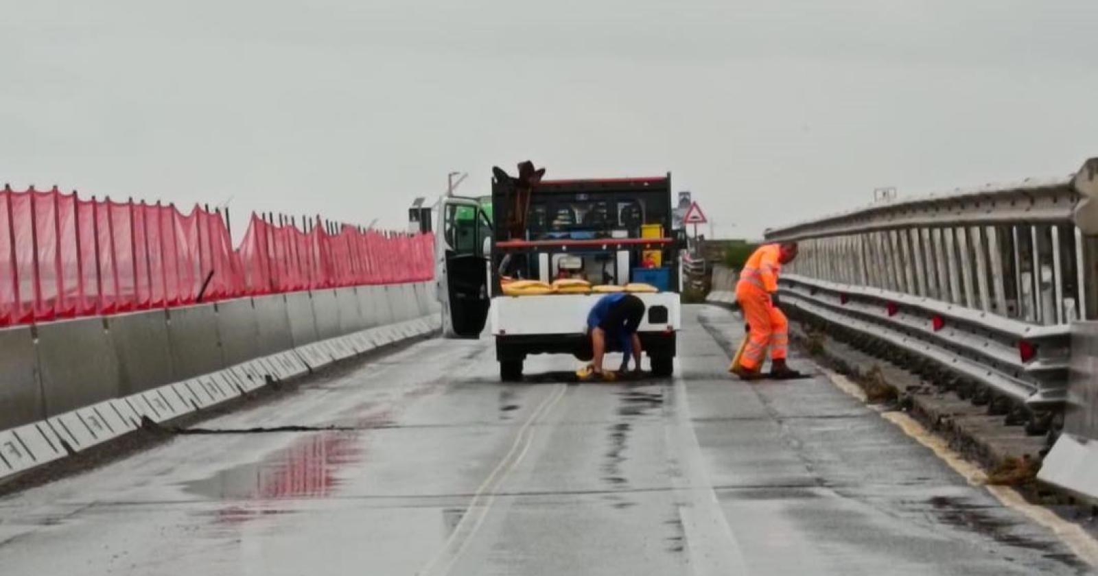 Buche pericolose sul ponte, ripristinata la viabilità
