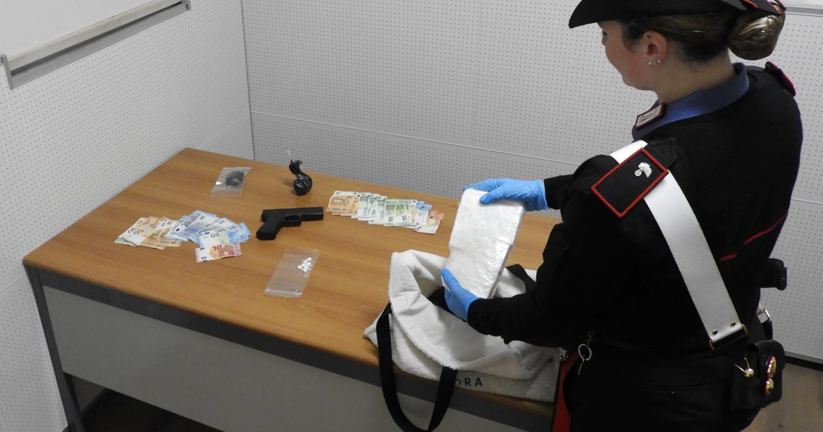 Si tuffa in laguna nel tentativo di sfuggire ai controlli