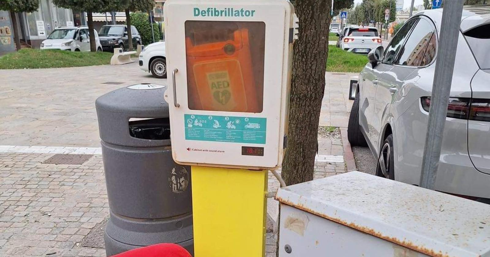Riparata la colonnina porta defibrillatore 