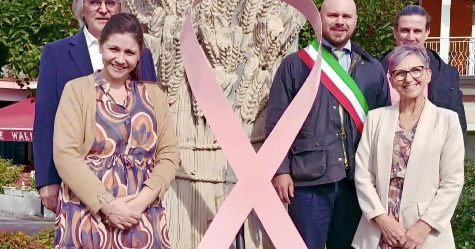 La piazza cittadina si tinge di rosa