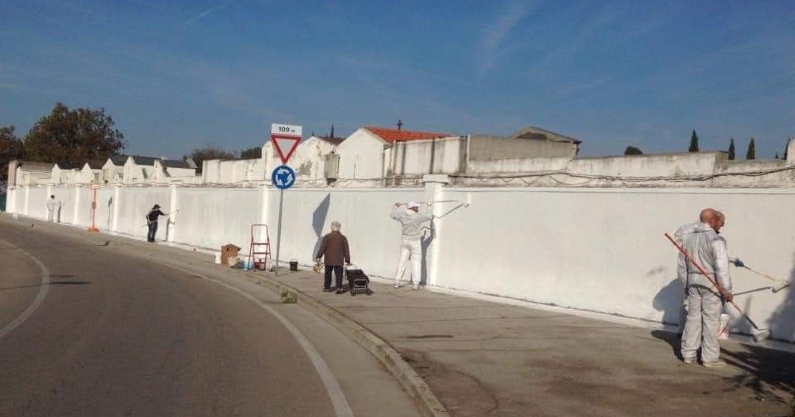 Cimitero, il muro bianco resiste
