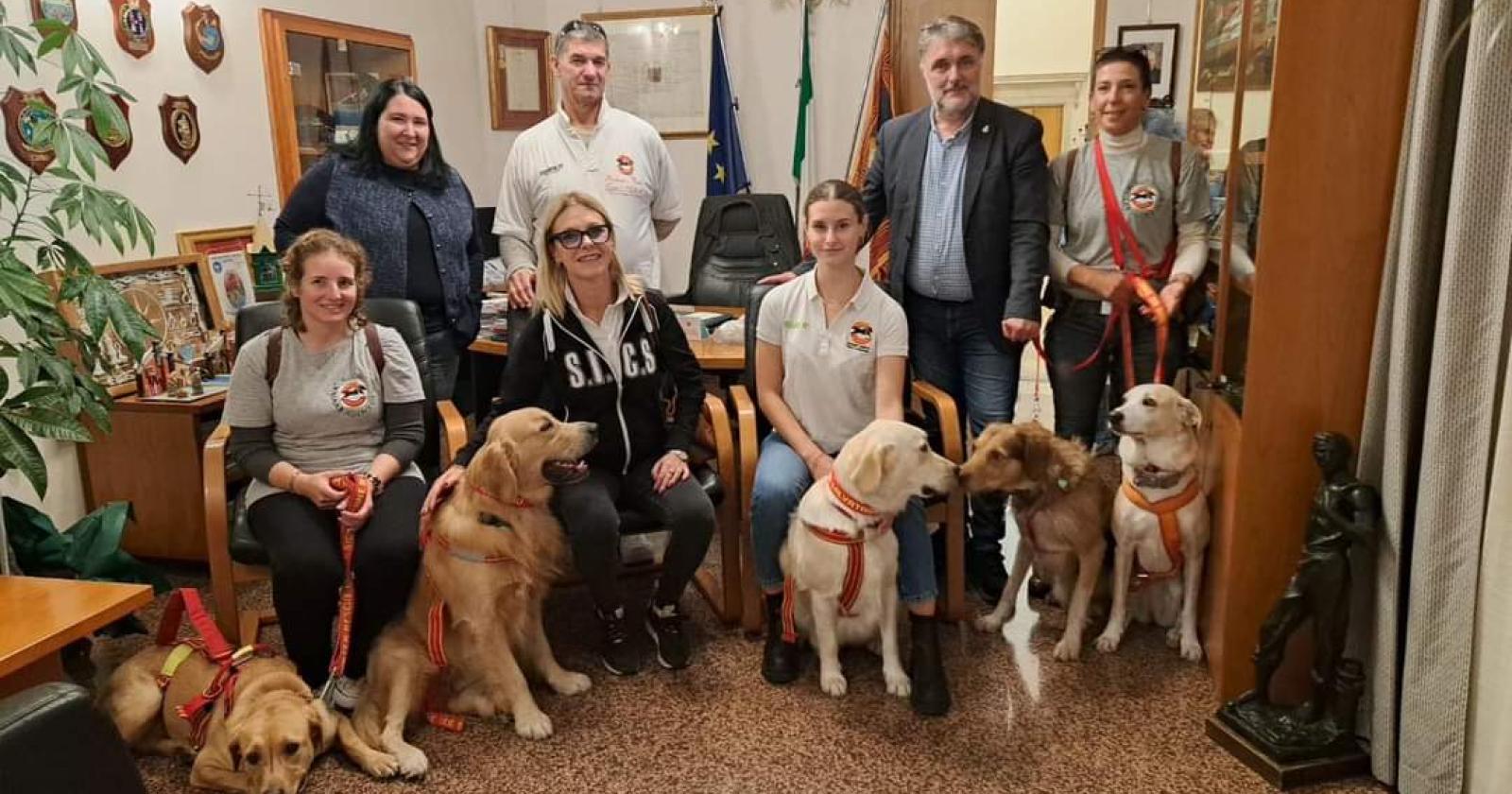 Il sindaco celebra anche gli amici pelosi