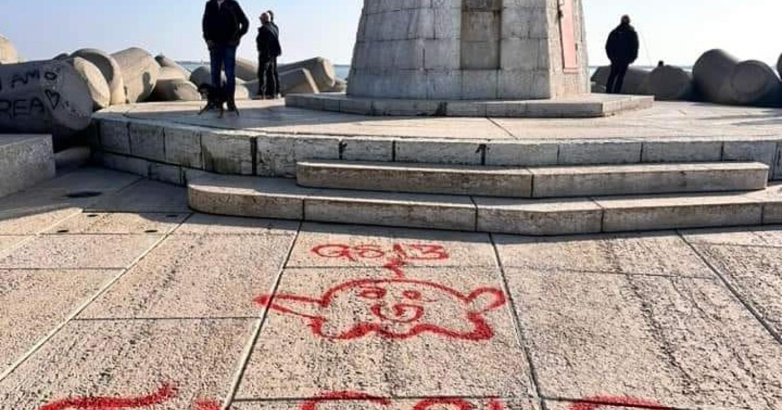 Vandali deturpano la diga