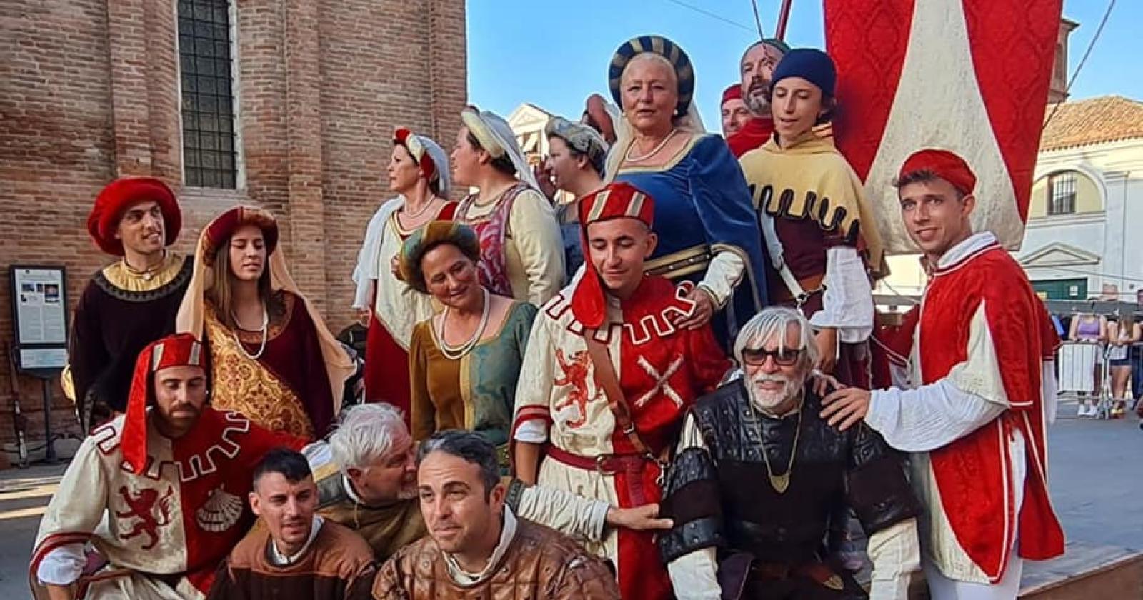 La contrada si prepara alla festa
