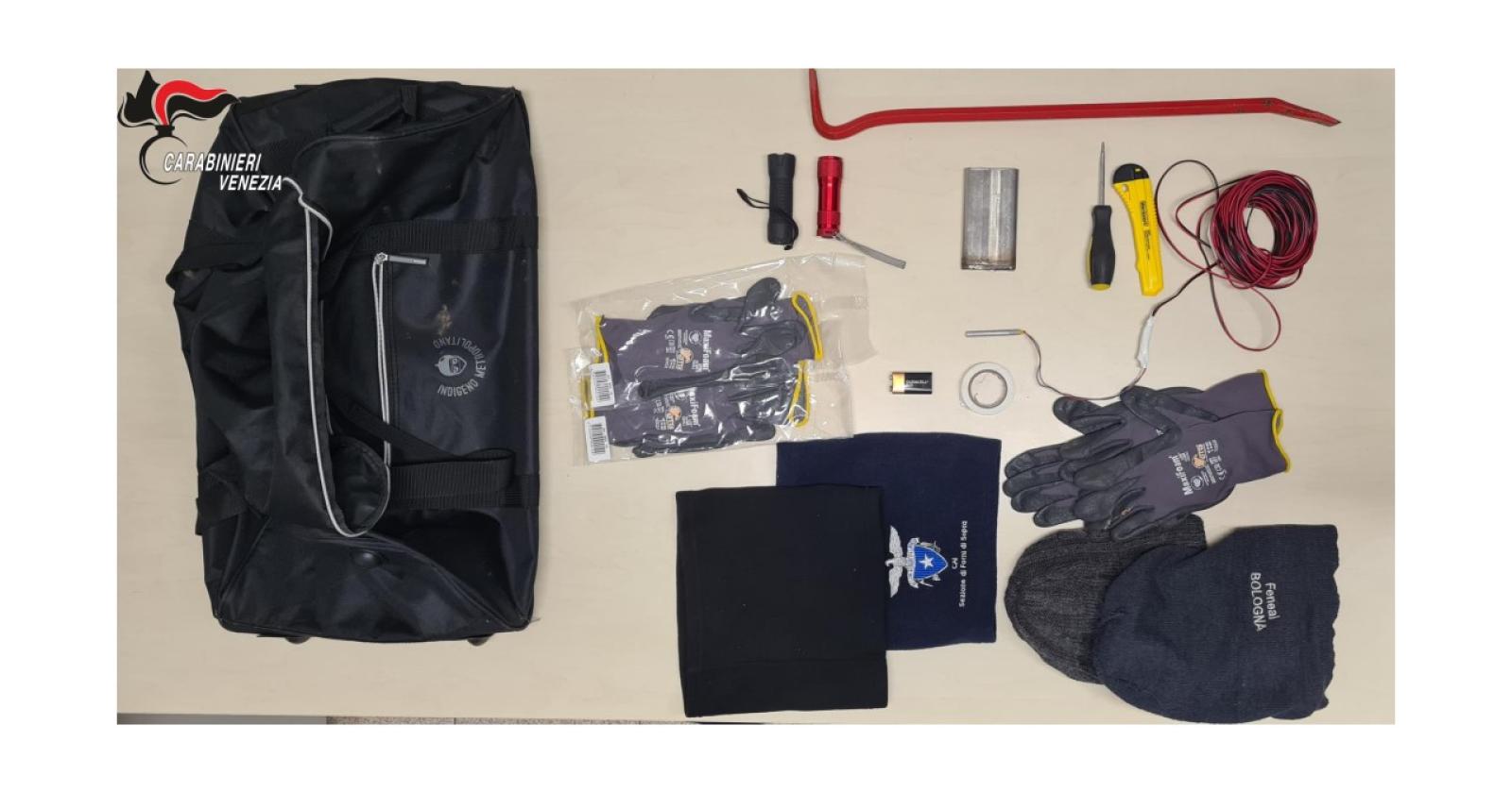In auto con materiale esplosivo, arrestati