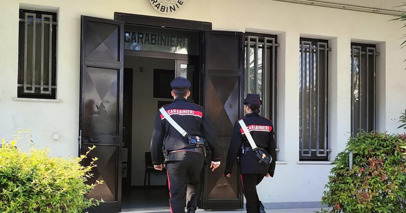Stalking e rapina, due gli arresti