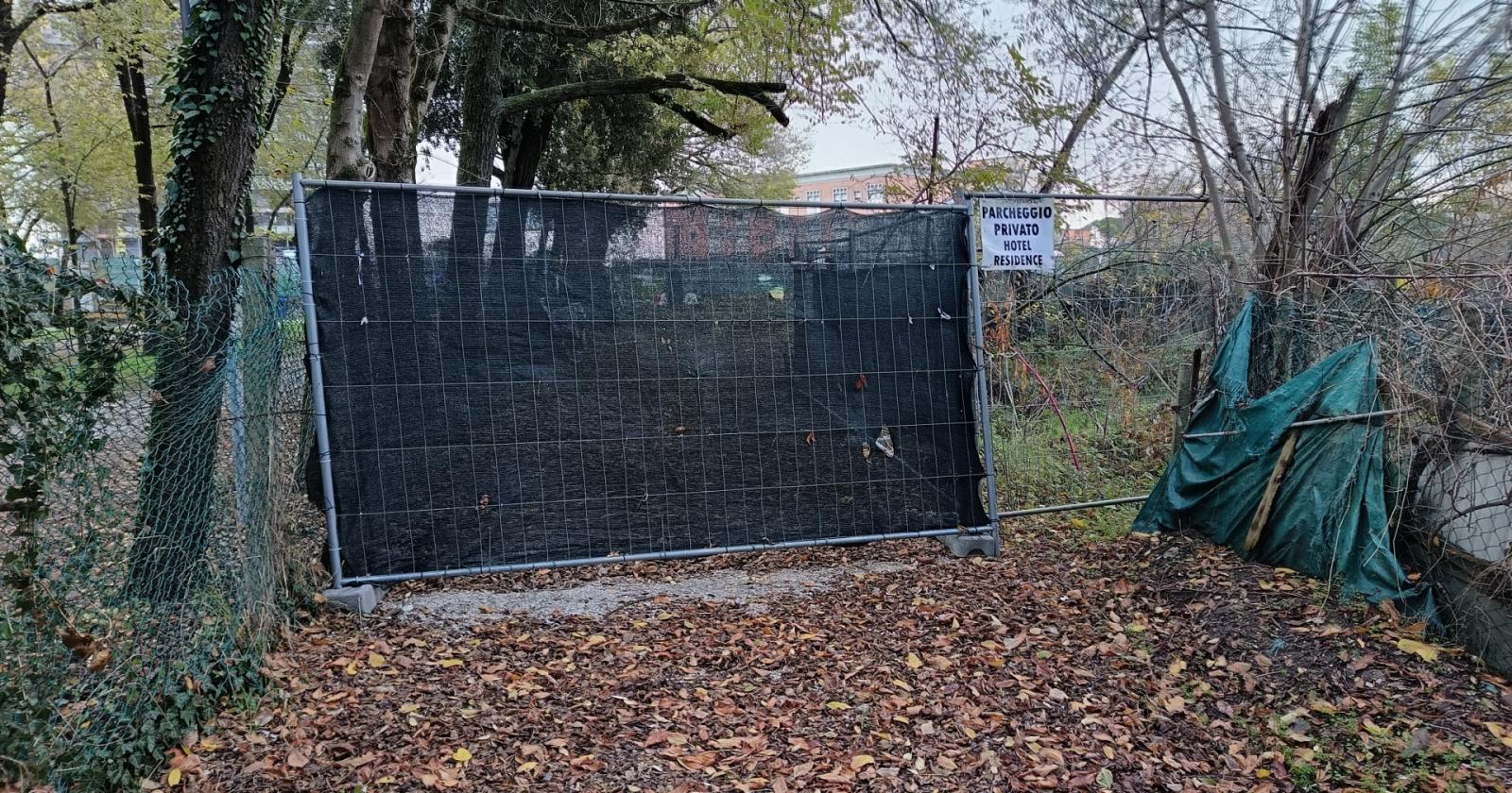 Chiude la strada e blocca la ciclabile