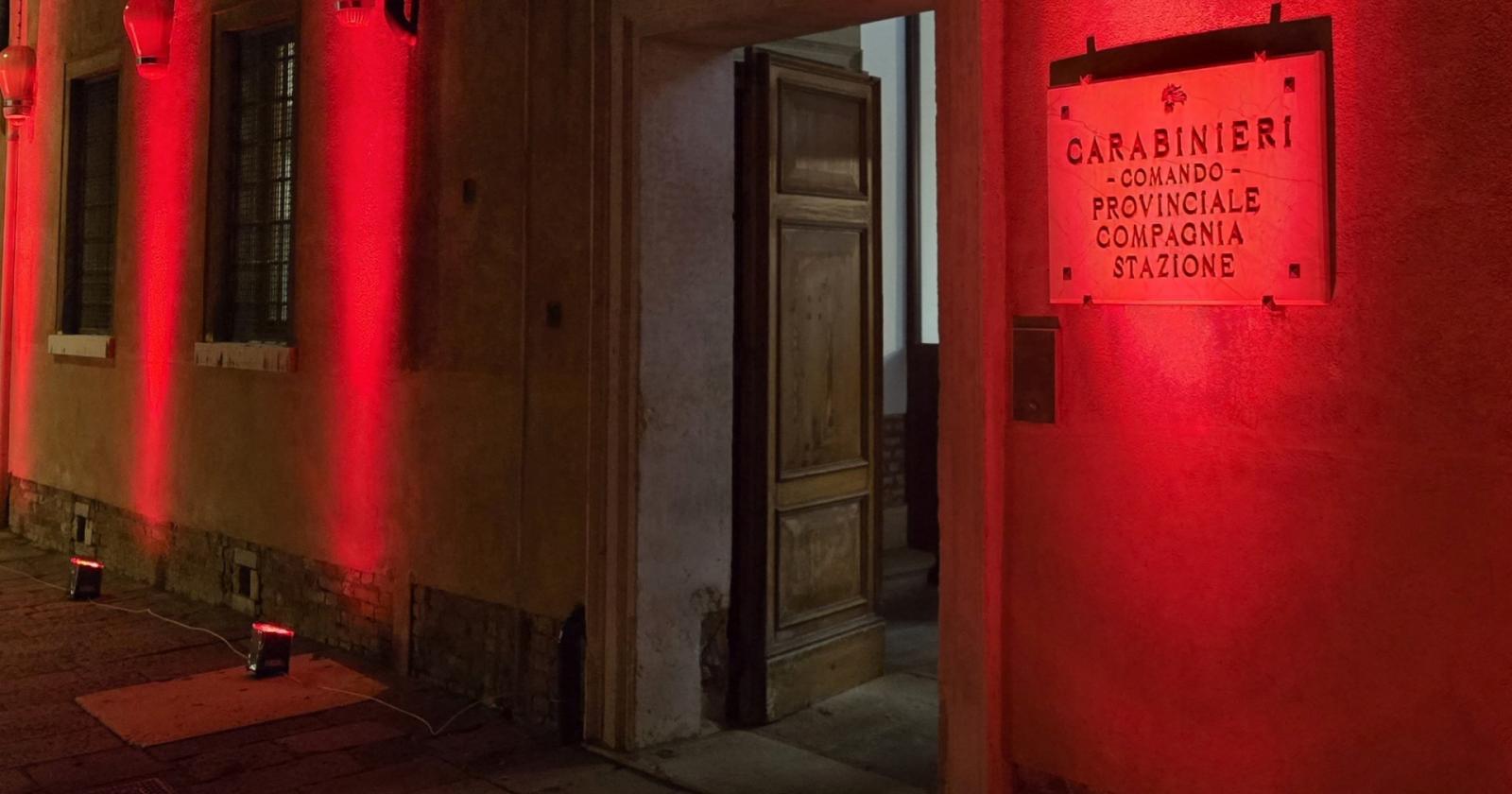 Le caserme si illuminano contro la violenza