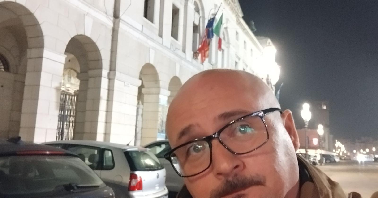 Branco di ragazzini lo circonda e gli sputa sull’auto