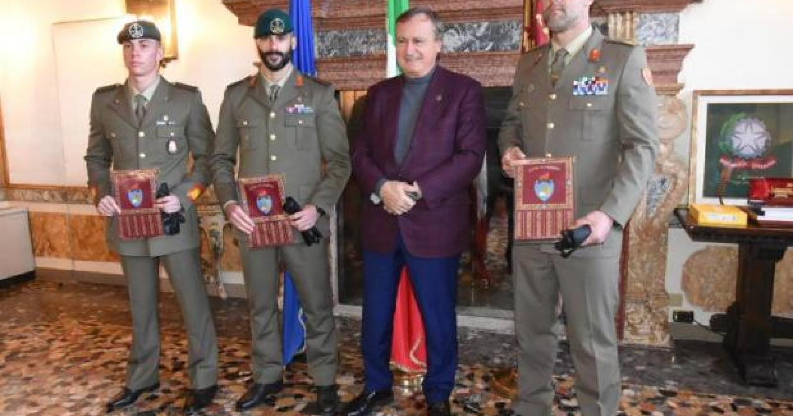 Fermarono i presunti colpevoli di un omicidio, premiati dal sindaco