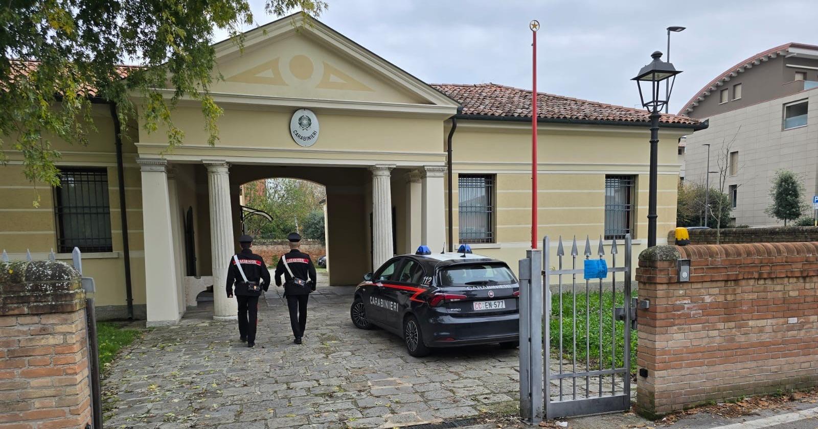 Ruba in un supermercato e aggredisce i vigilanti, arrestato