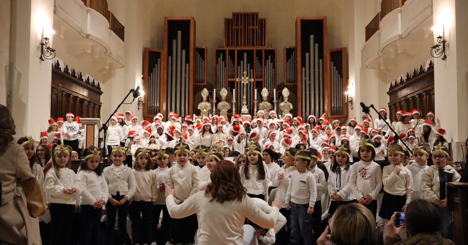 Concerto natalizio dei ragazzi, pubblico in piedi per l’applauso