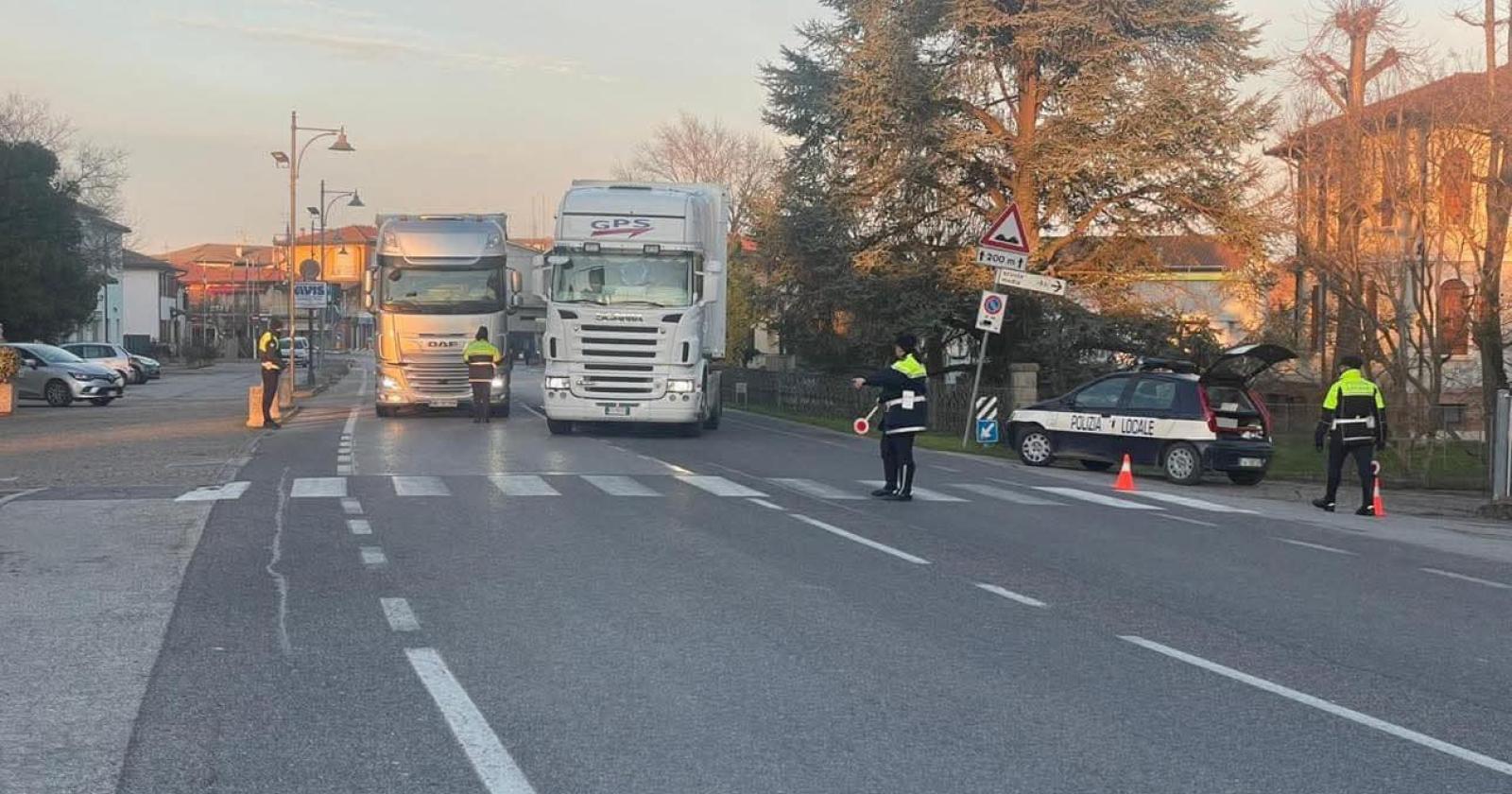 Mezzi pesanti, continuano i controlli