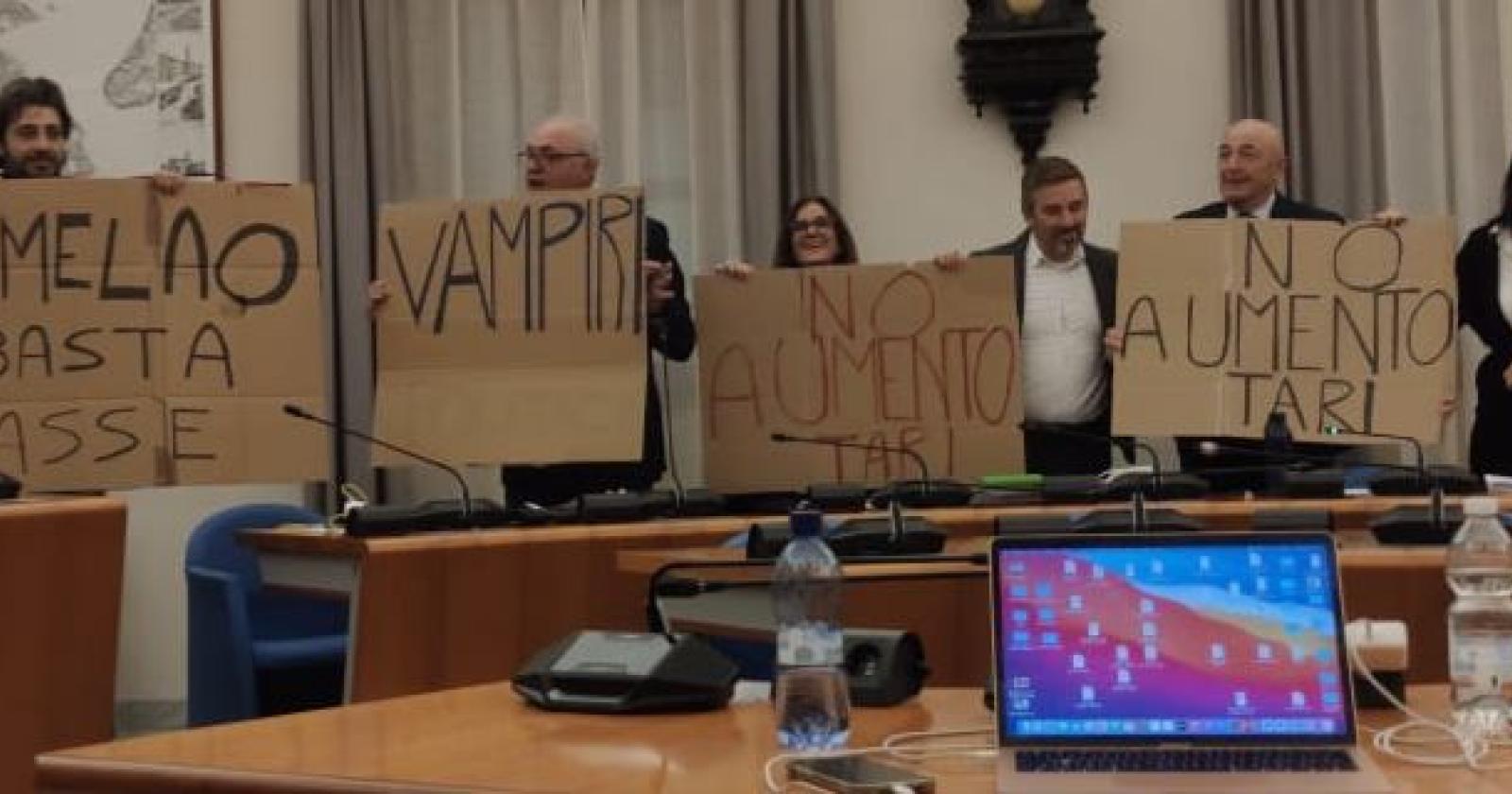 Protesta e polemiche in consiglio comunale 