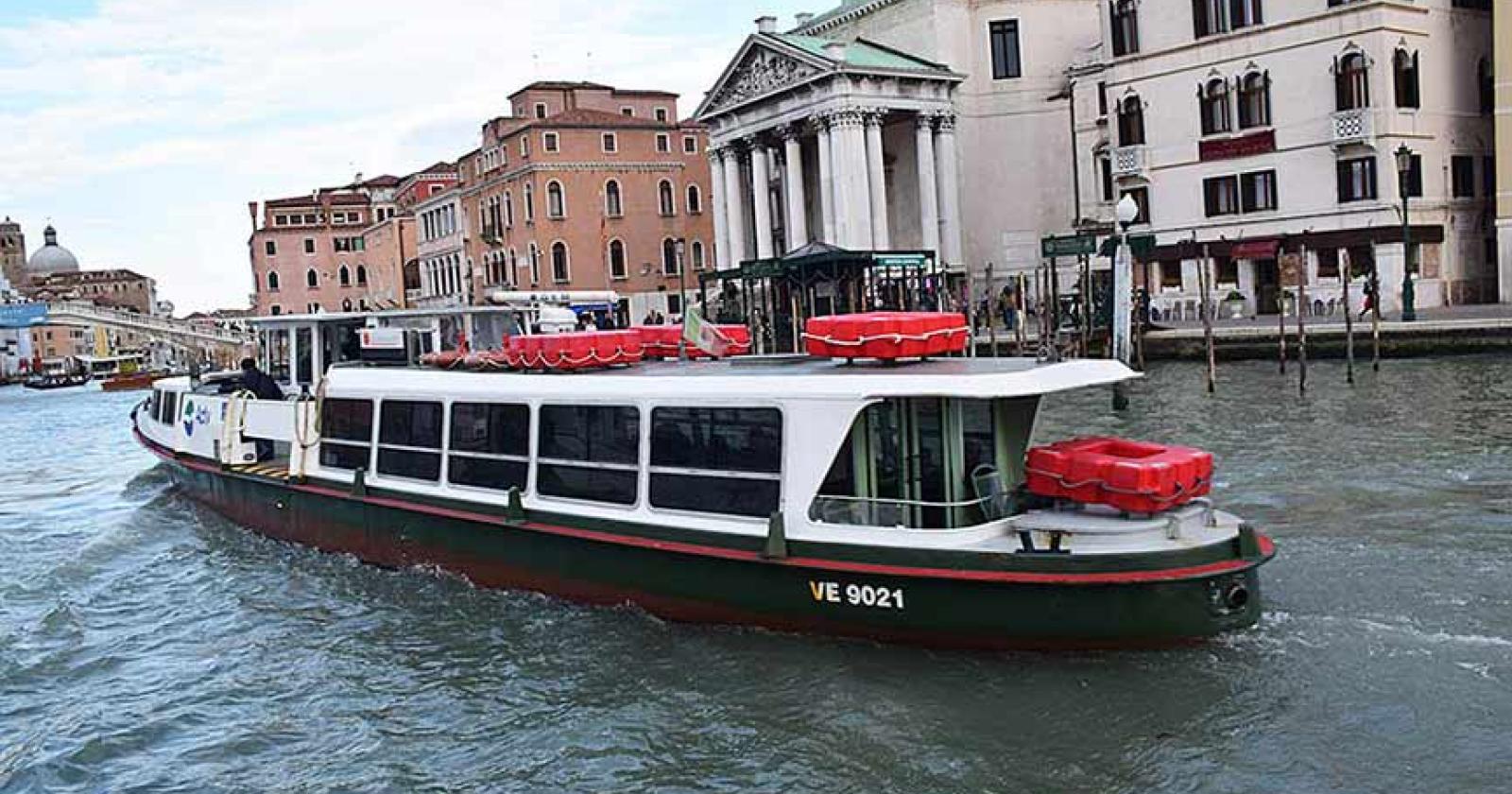 Calci e pugni al pilota del vaporetto