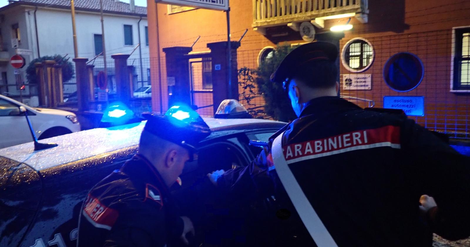 Si reca in caserma per sporgere denuncia ma finisce in carcere