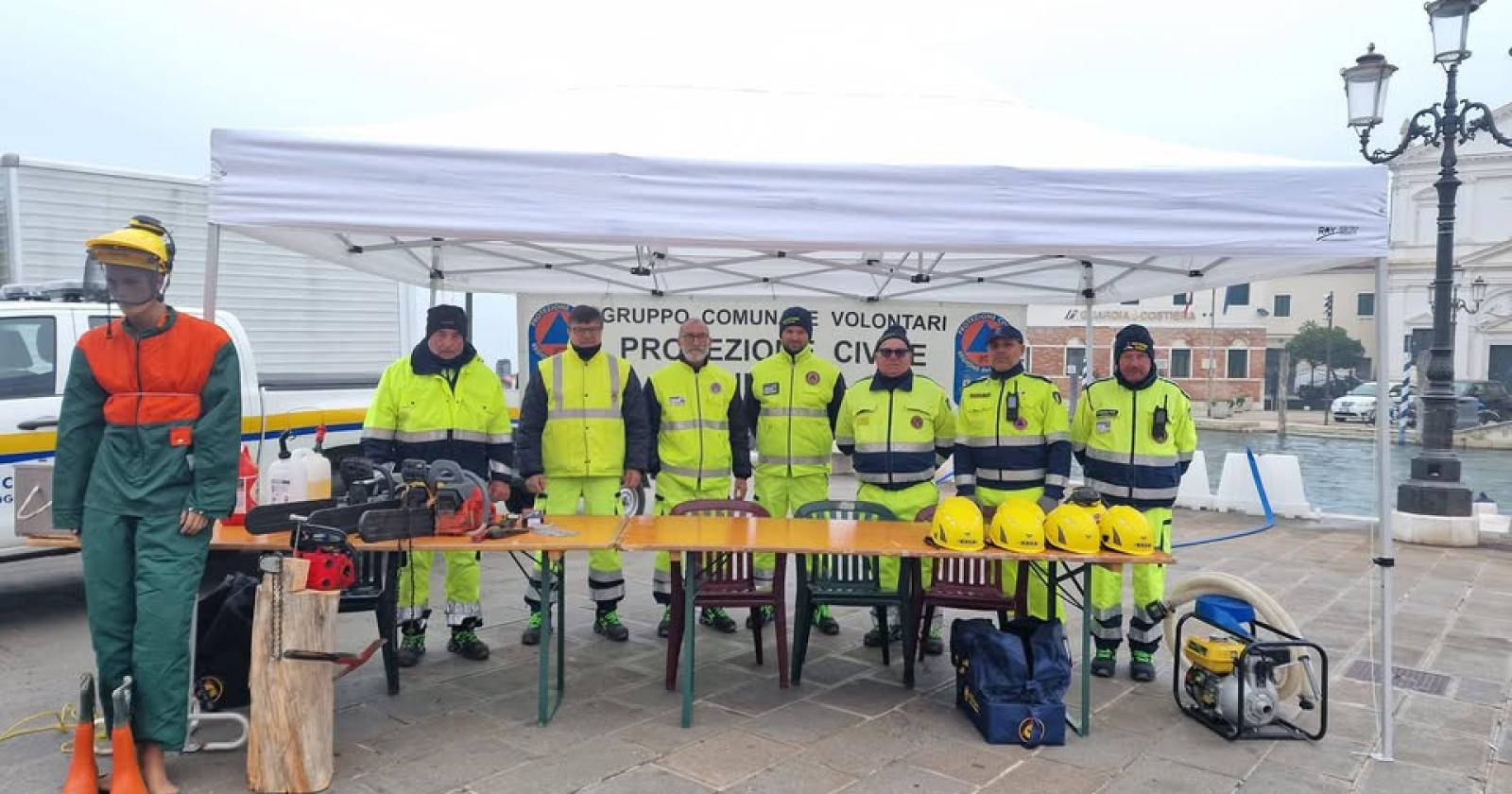 La protezione civile cerca rinforzi