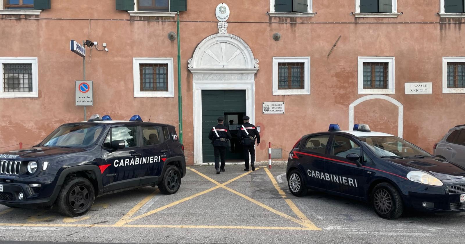 Danneggiano auto e minacciano le vittime: denunciati due giovani