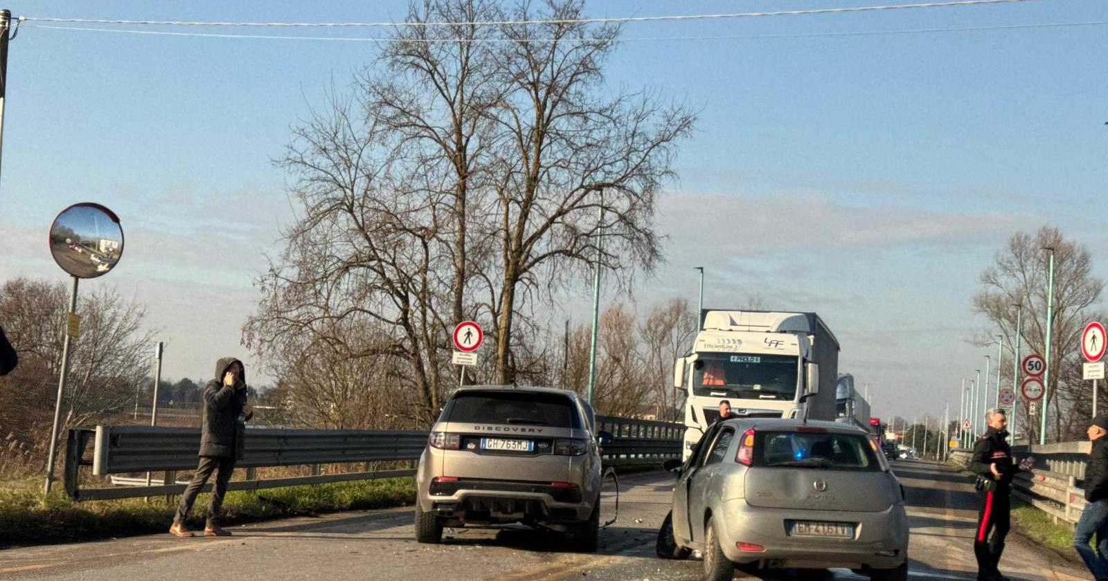 Scontro tra auto, traffico in tilt