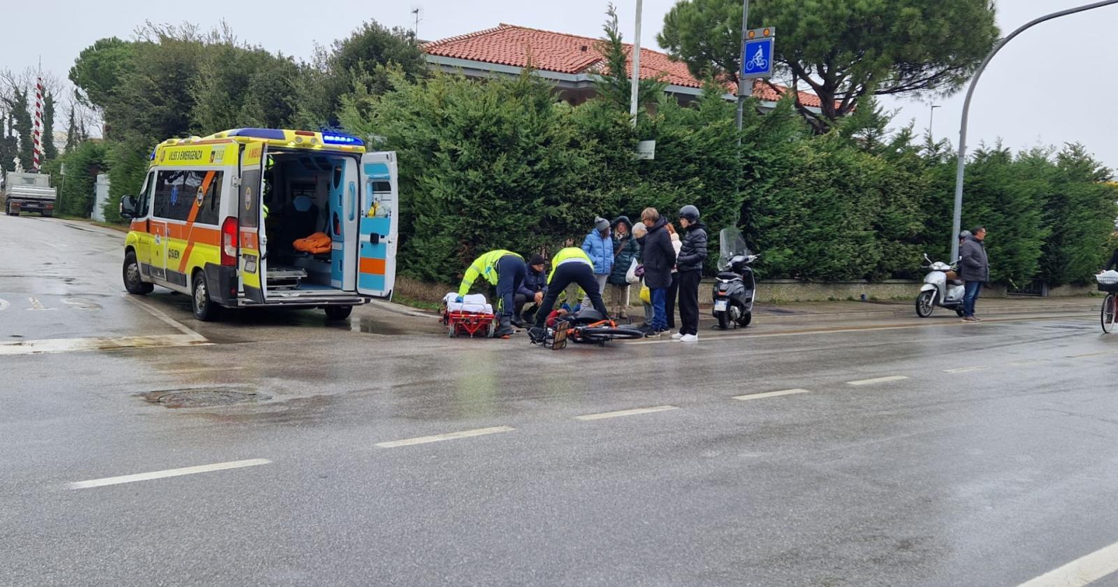 Schianto in bici, ferita una persona