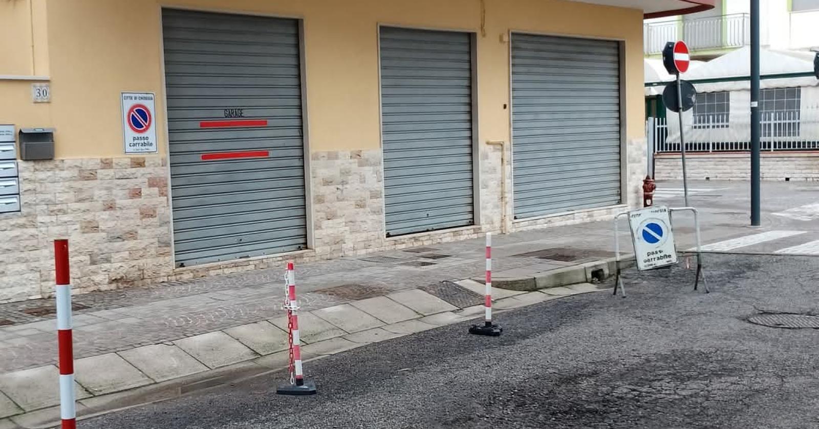 Manca il posto auto. Se lo crea