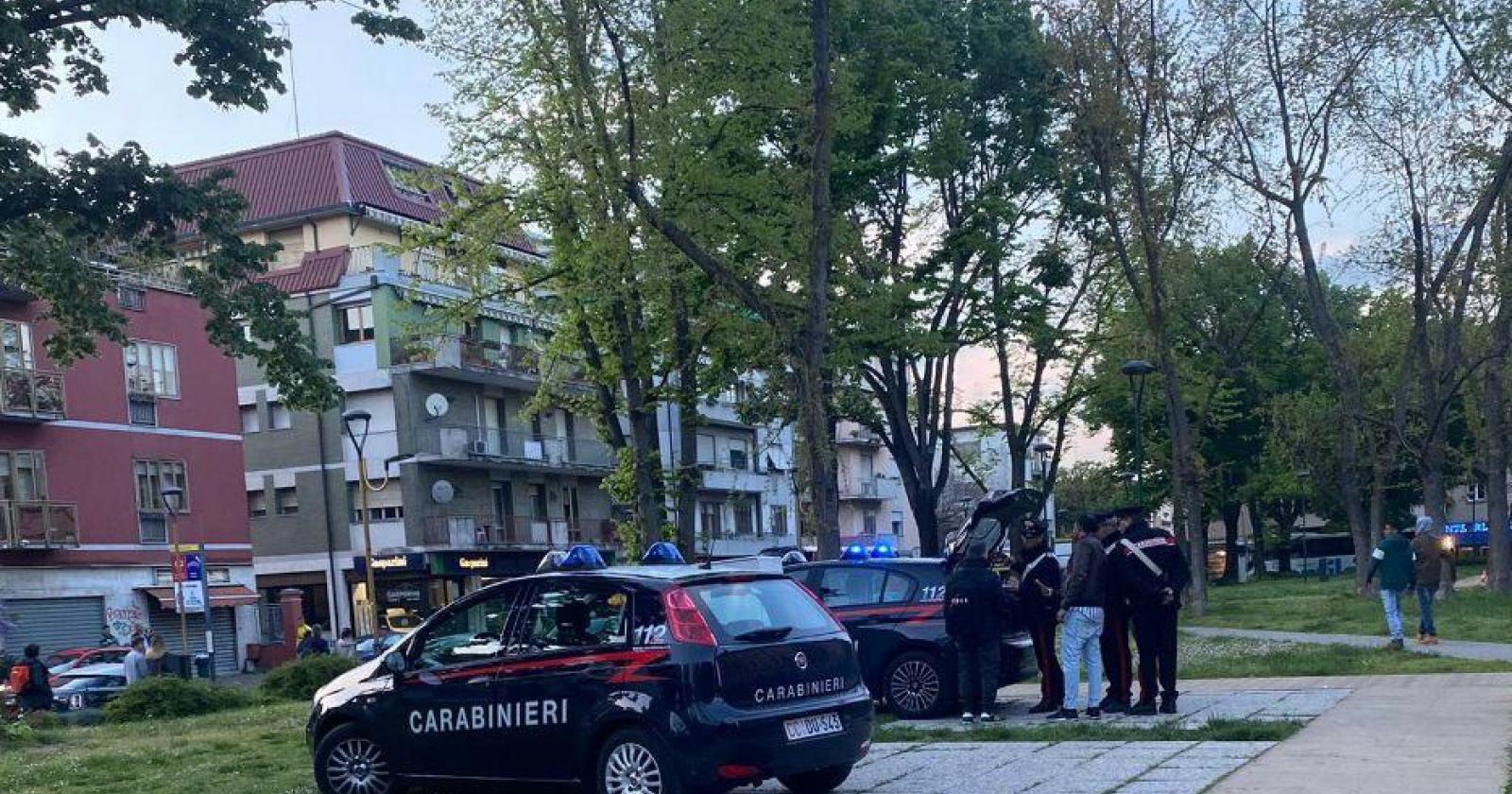 Minaccia e aggredisce un passante armato di forbici, arrestato 27enne